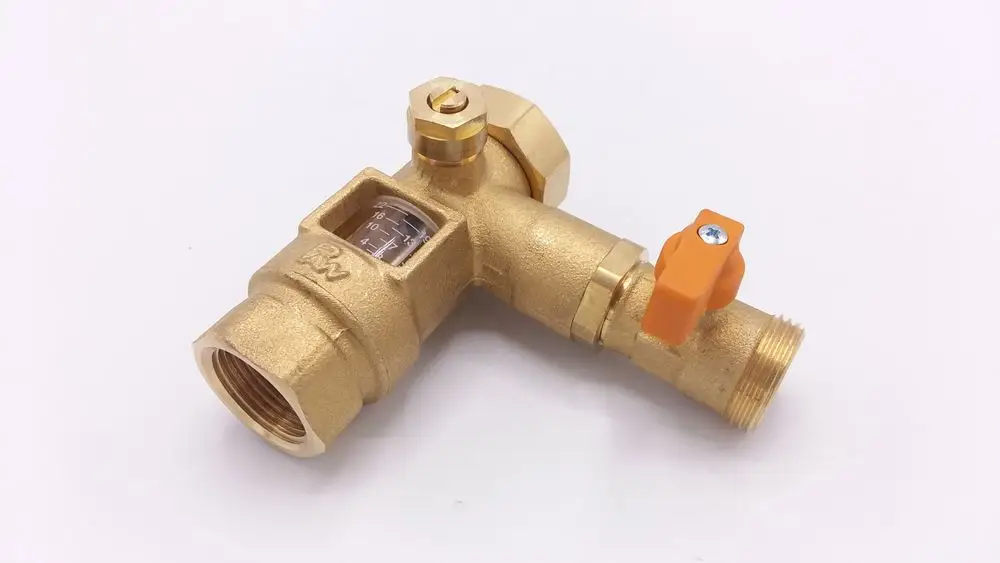 Bronzefarbener Wasserflussmesser mit integrierter Skala und KFE-Hahn von Remeha. Der Hahn hat einen orangefarbenen Bedienhebel zur Regulierung des Wasserflusses.